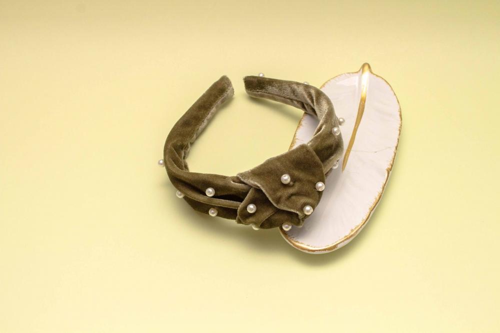 TIARA | NÓ TURBANTE VELUDO COM PEROLAS | VERDE MILITAR