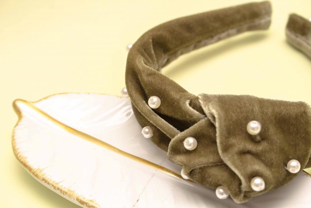 TIARA | NÓ TURBANTE VELUDO COM PEROLAS | VERDE MILITAR