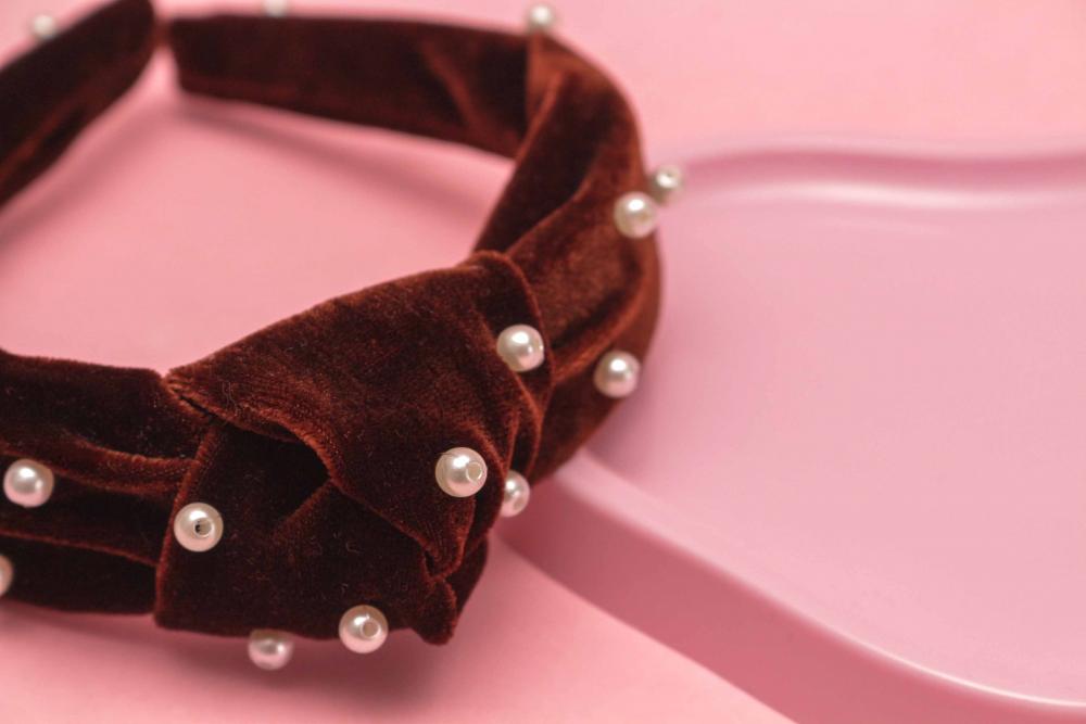 TIARA | NÓ TURBANTE VELUDO COM PEROLAS | MARROM ESCURO