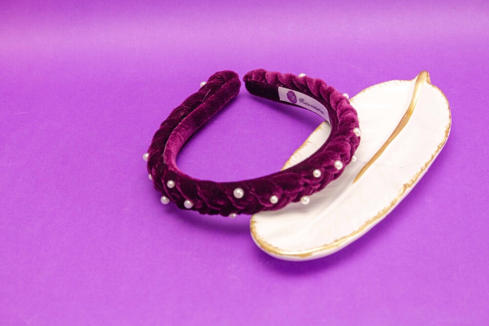 TIARA | TRANÇA ACHATADA VELUDO FINO COM PEROLAS | ROXO ESCURO