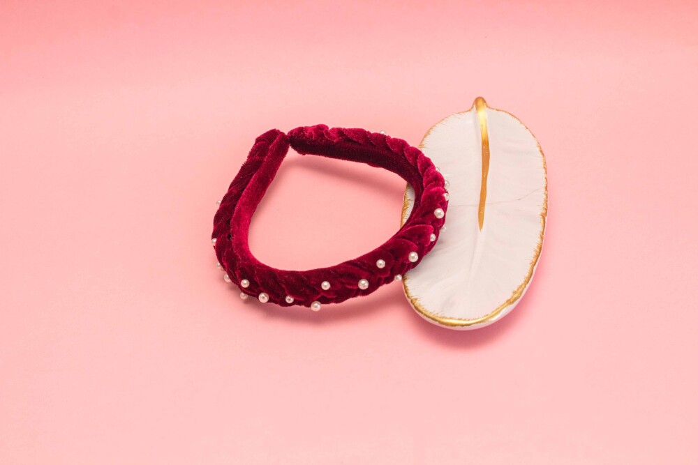 TIARA | TRANÇA ACHATADA VELUDO FINO COM PEROLAS | MARSALA