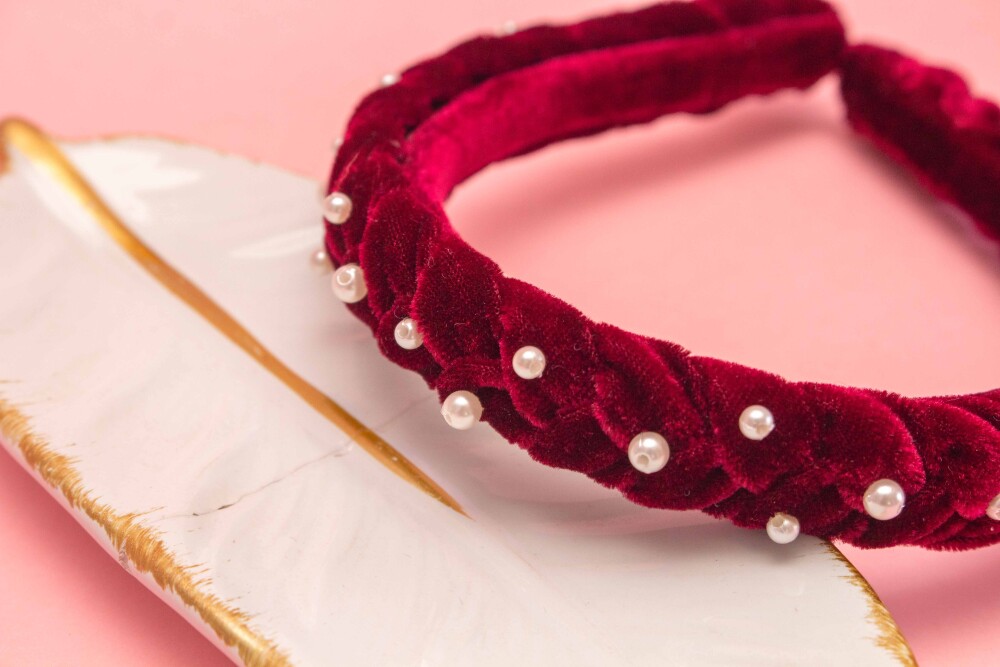 TIARA | TRANÇA ACHATADA VELUDO FINO COM PEROLAS | MARSALA