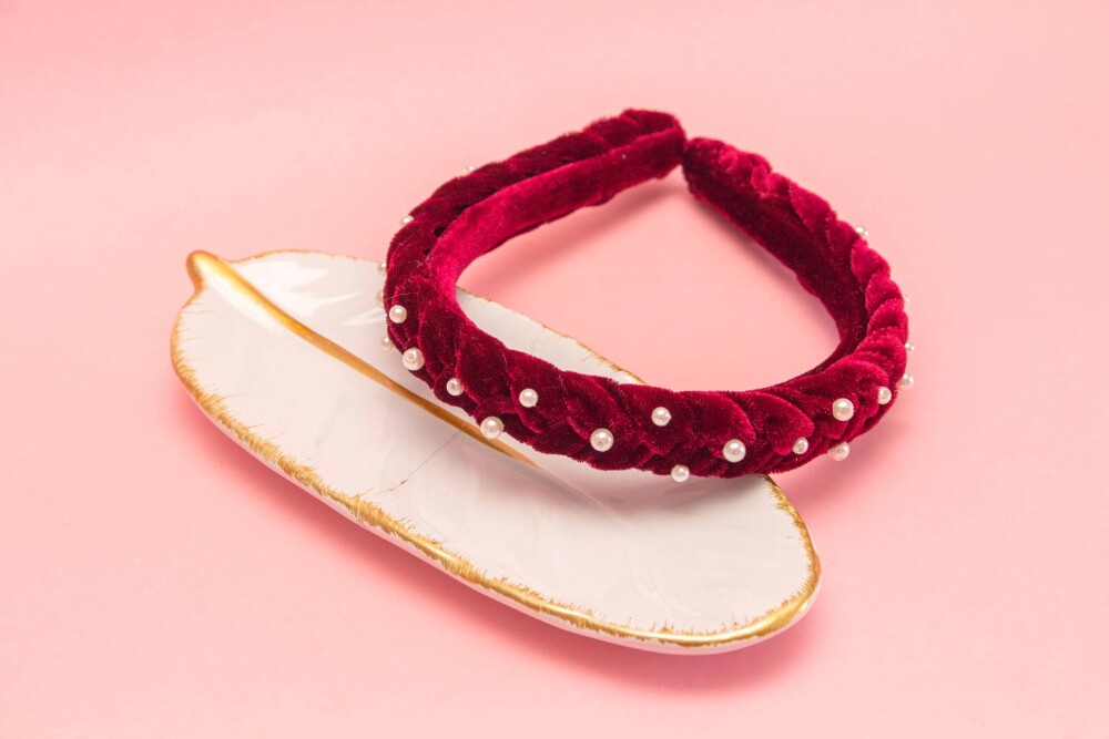 TIARA | TRANÇA ACHATADA VELUDO FINO COM PEROLAS | MARSALA