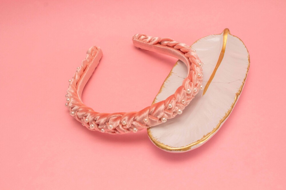 TIARA | TRANÇA ACHATADA VELUDO FINO COM PEROLAS | ROSA SALMÃO