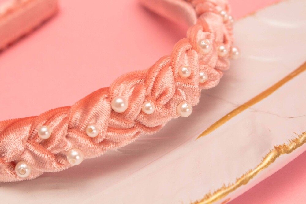 TIARA | TRANÇA ACHATADA VELUDO FINO COM PEROLAS | ROSA SALMÃO