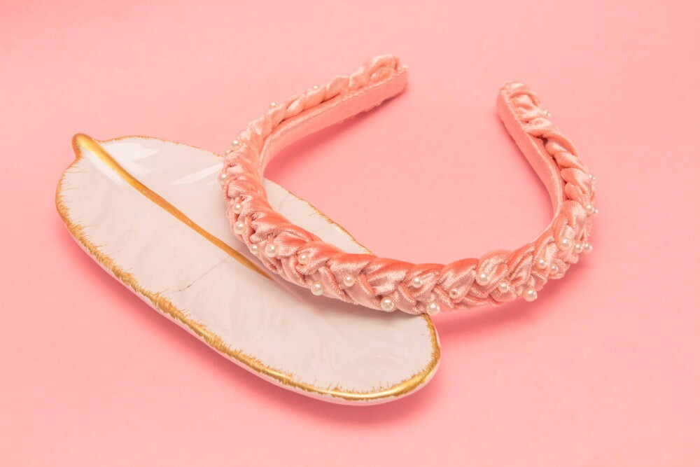 TIARA | TRANÇA ACHATADA VELUDO FINO COM PEROLAS | ROSA SALMÃO