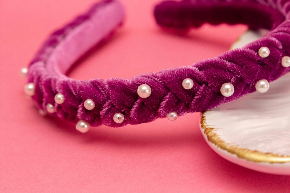 TIARA | TRANÇA ACHATADA VELUDO FINO COM PEROLAS | ROXO CRISTAL