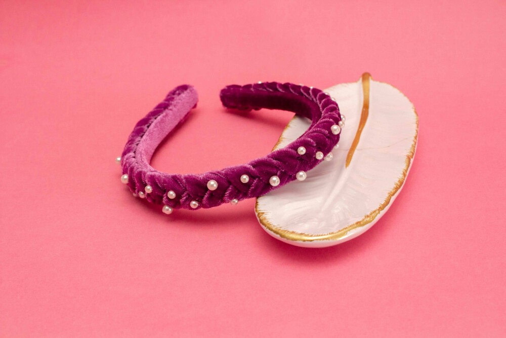 TIARA | TRANÇA ACHATADA VELUDO FINO COM PEROLAS | ROXO CRISTAL