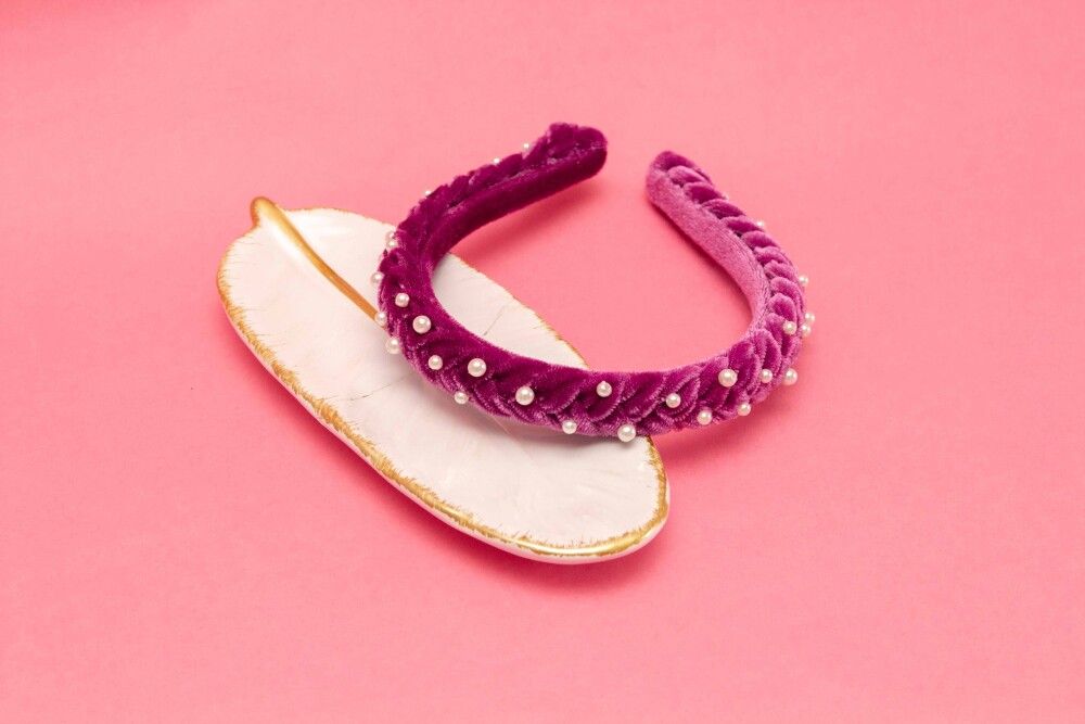 TIARA | TRANÇA ACHATADA VELUDO FINO COM PEROLAS | ROXO CRISTAL