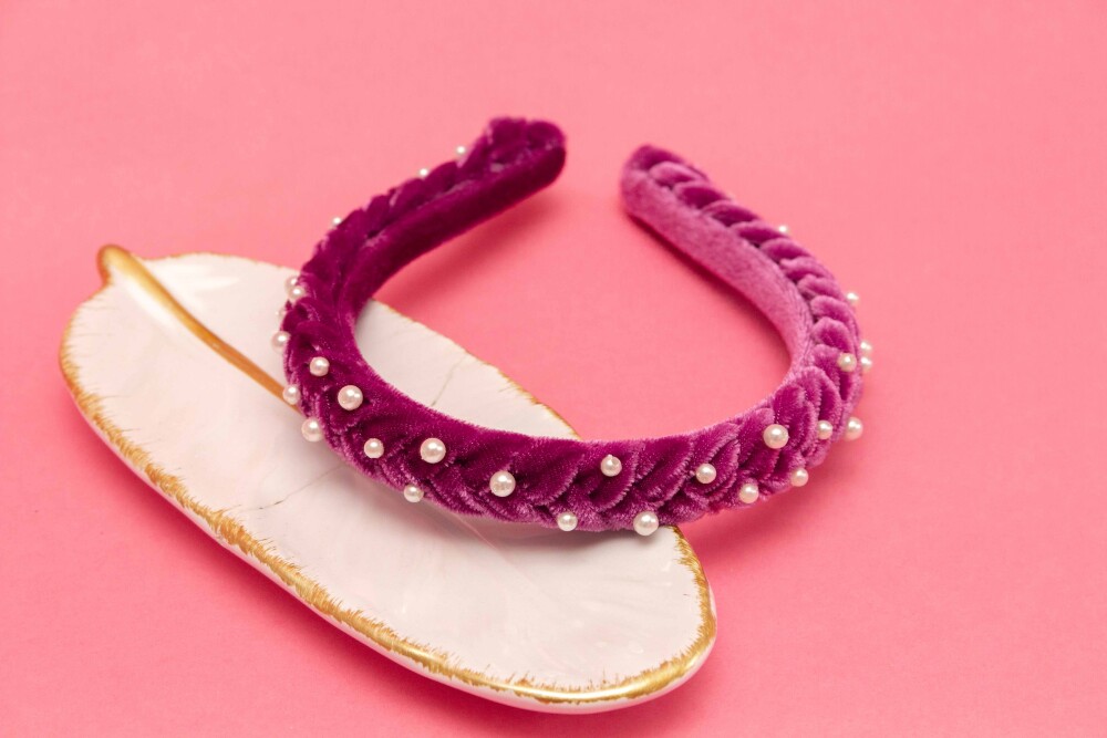 TIARA | TRANÇA ACHATADA VELUDO FINO COM PEROLAS | ROXO CRISTAL