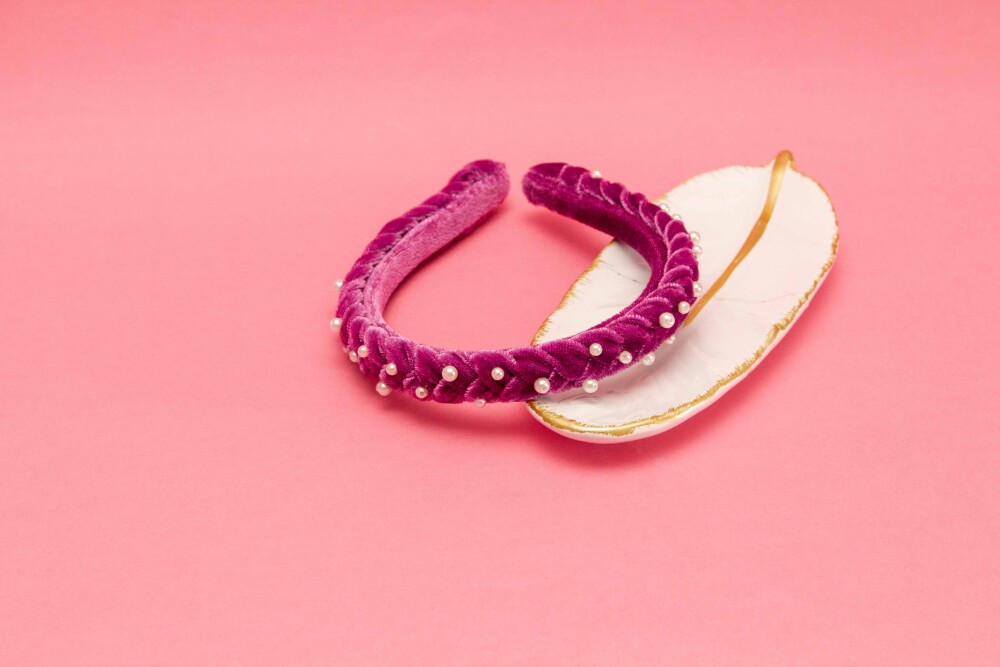 TIARA | TRANÇA ACHATADA VELUDO FINO COM PEROLAS | ROXO CRISTAL
