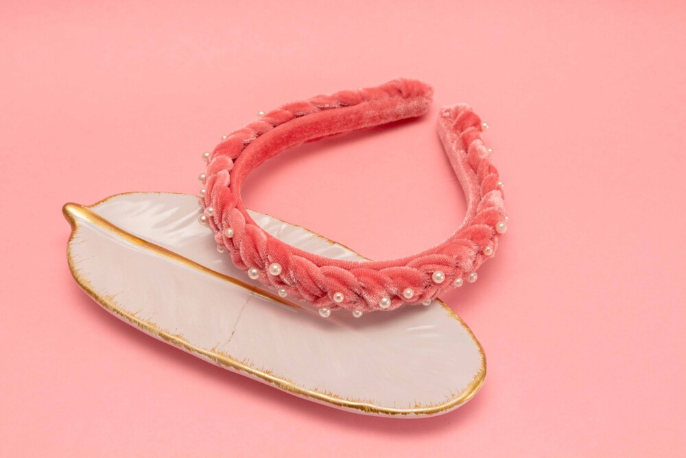 TIARA | TRANÇA ACHATADA VELUDO FINO COM PEROLAS | ROSA CHICLETE