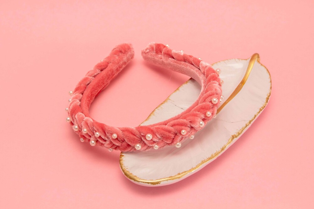 TIARA | TRANÇA ACHATADA VELUDO FINO COM PEROLAS | ROSA CHICLETE