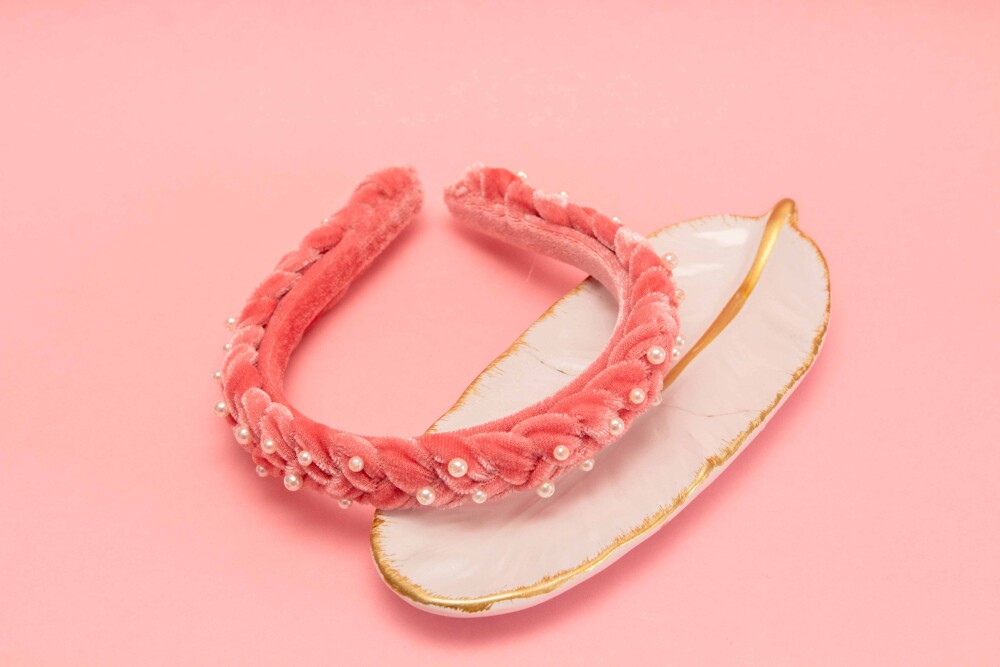 TIARA | TRANÇA ACHATADA VELUDO FINO COM PEROLAS | ROSA CHICLETE