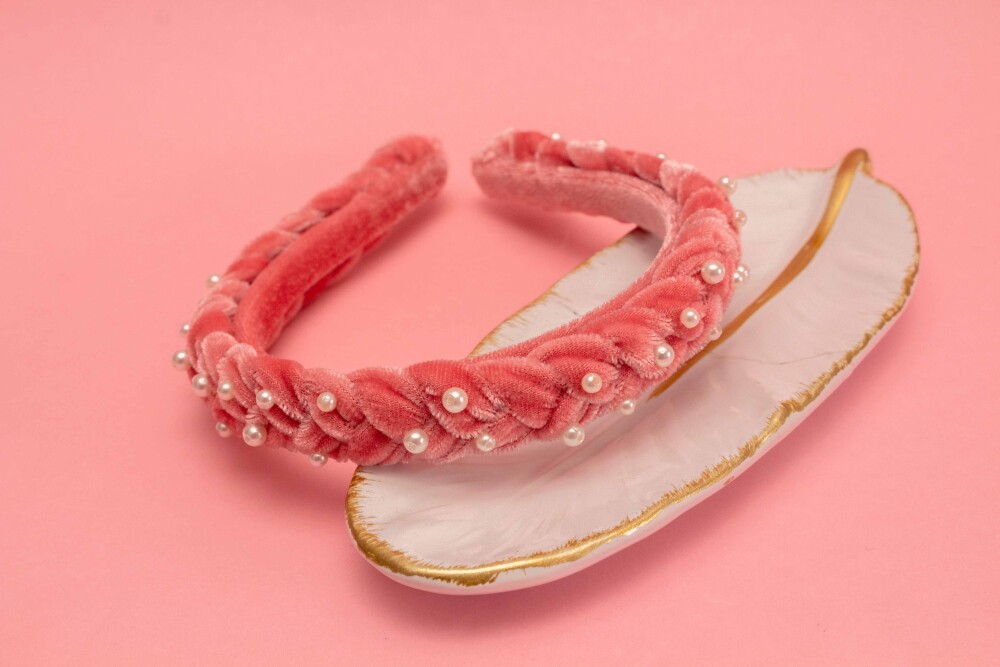 TIARA | TRANÇA ACHATADA VELUDO FINO COM PEROLAS | ROSA CHICLETE