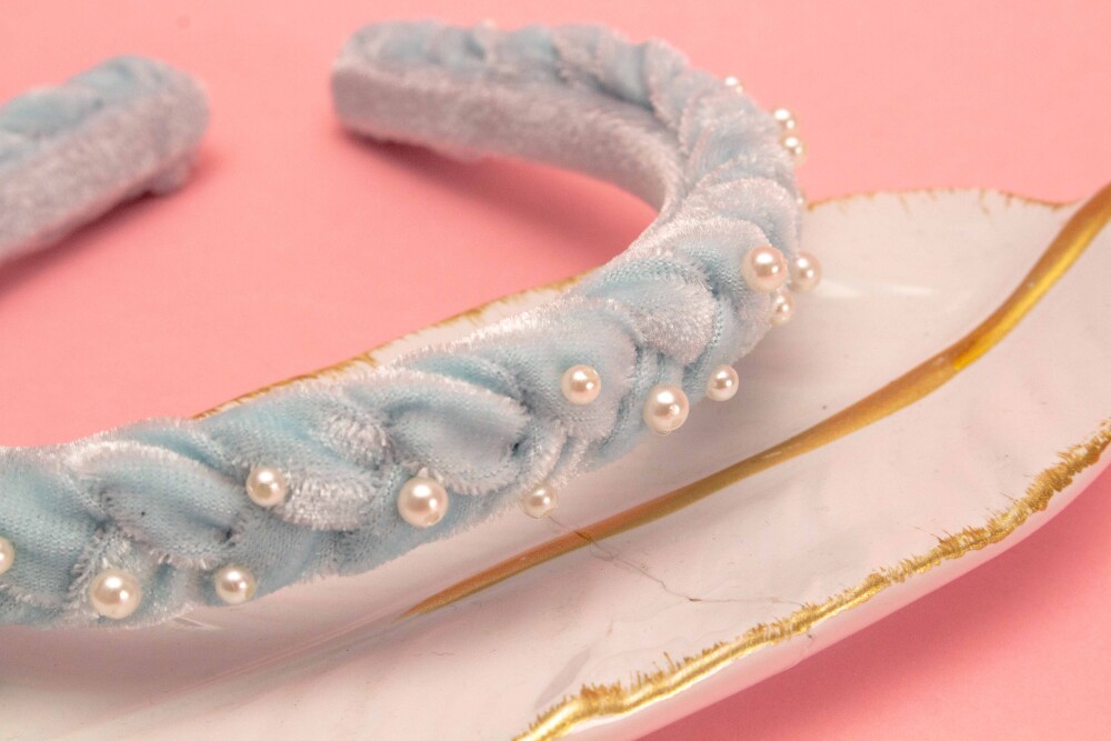 TIARA | TRANÇA ACHATADA VELUDO FINO COM PEROLAS | AZUL CLARO