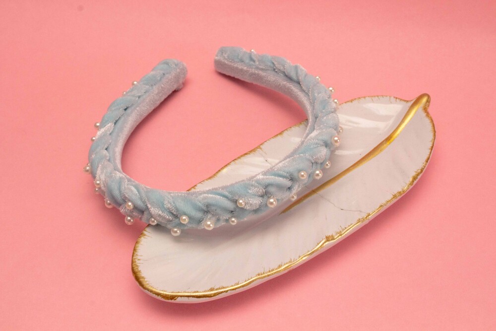 TIARA | TRANÇA ACHATADA VELUDO FINO COM PEROLAS | AZUL CLARO