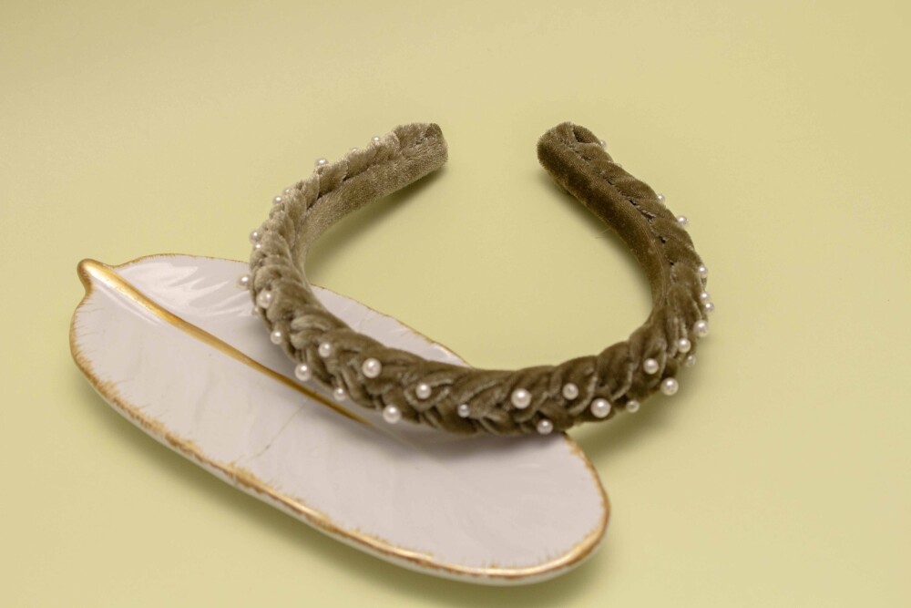 TIARA | TRANÇA ACHATADA VELUDO FINO COM PEROLAS | VERDE MILITAR