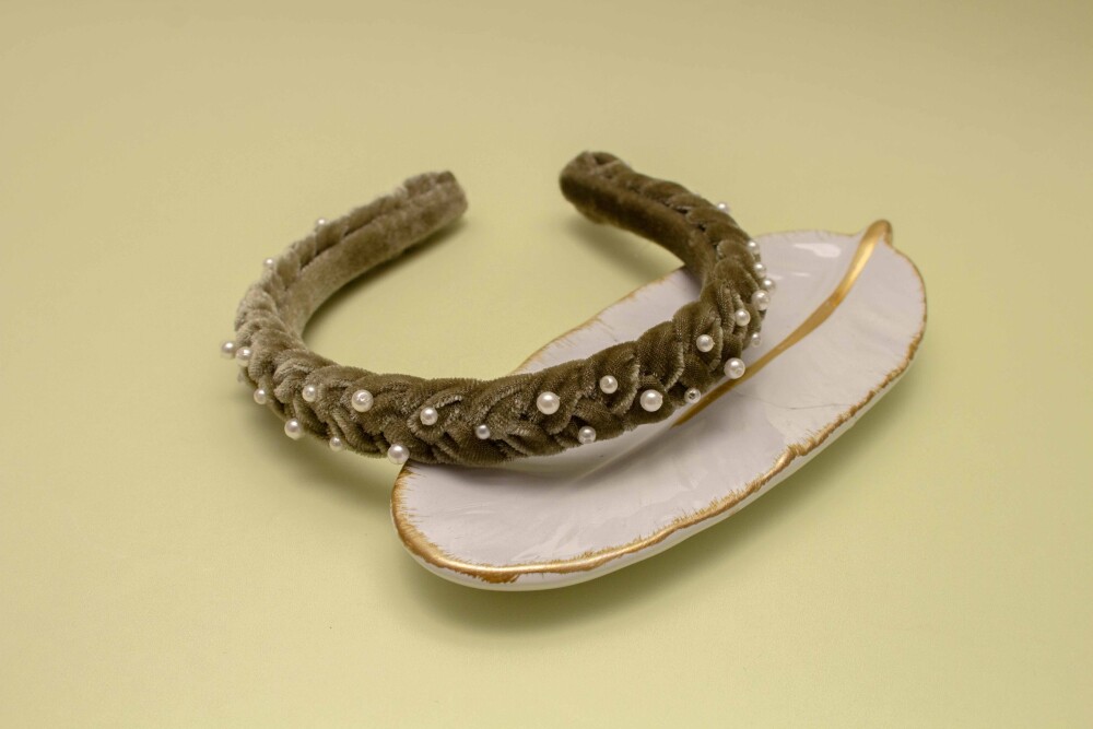 TIARA | TRANÇA ACHATADA VELUDO FINO COM PEROLAS | VERDE MILITAR