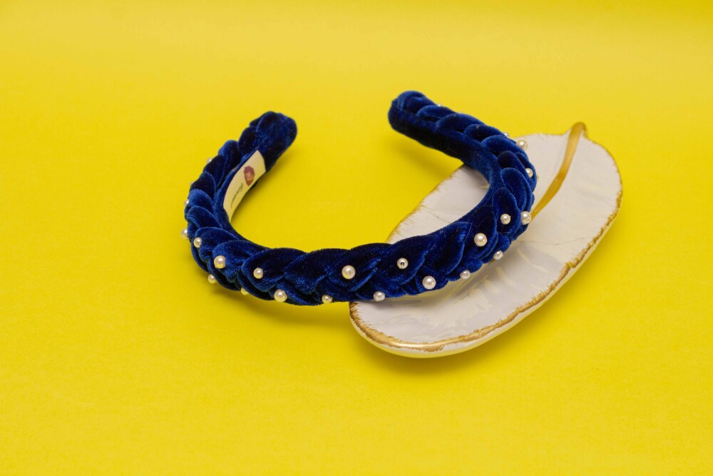TIARA | TRANÇA ACHATADA VELUDO FINO COM PEROLAS | AZUL DIA