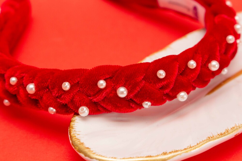 TIARA | TRANÇA ACHATADA VELUDO FINO COM PEROLAS | VERMELHO