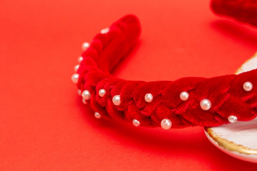 TIARA | TRANÇA ACHATADA VELUDO FINO COM PEROLAS | VERMELHO
