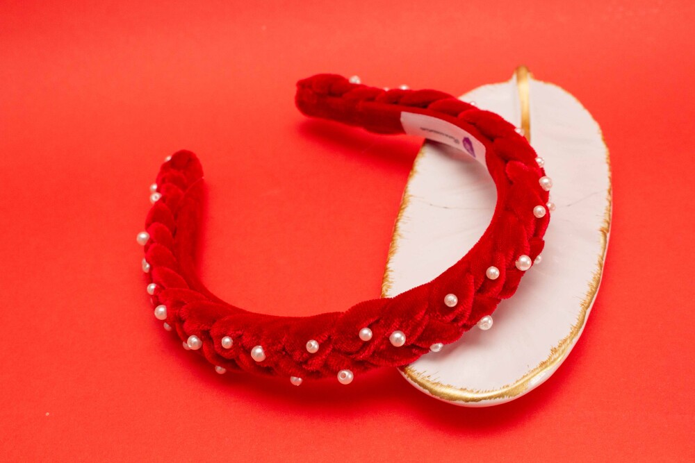 TIARA | TRANÇA ACHATADA VELUDO FINO COM PEROLAS | VERMELHO