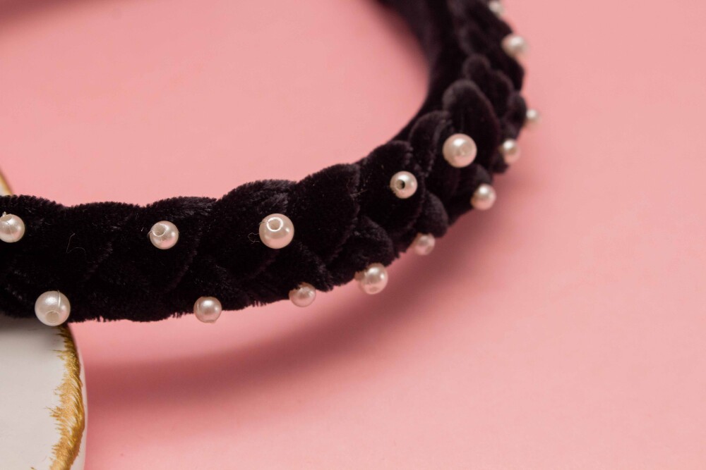 TIARA | TRANÇA ACHATADA VELUDO FINO COM PEROLAS | PRETO