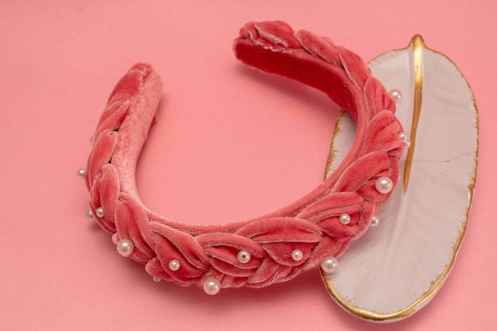 TIARA | TRANÇA ACHATADA VELUDO PEROLAS | ROSA SALMÃO