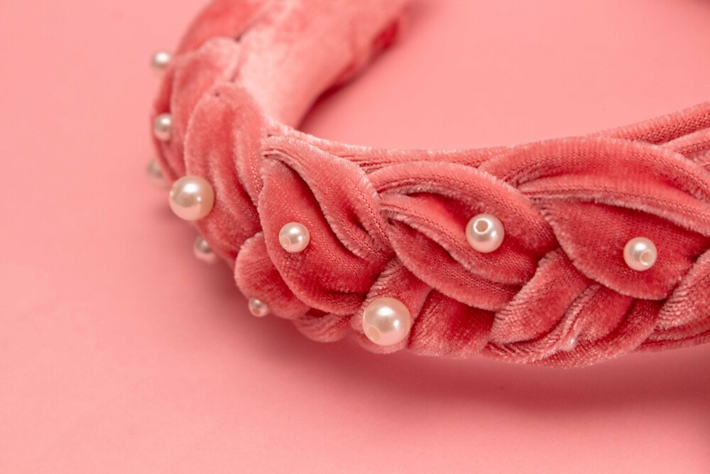 TIARA | TRANÇA ACHATADA VELUDO PEROLAS | ROSA SALMÃO