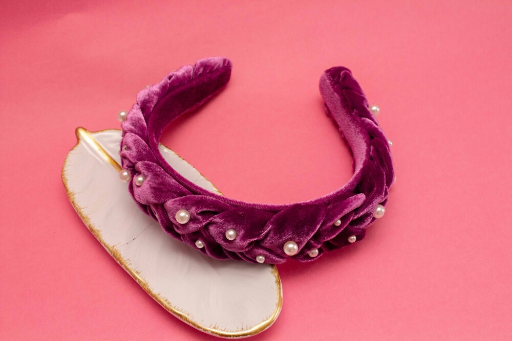 TIARA | TRANÇA ACHATADA VELUDO PEROLAS | ROXO CRISTAL