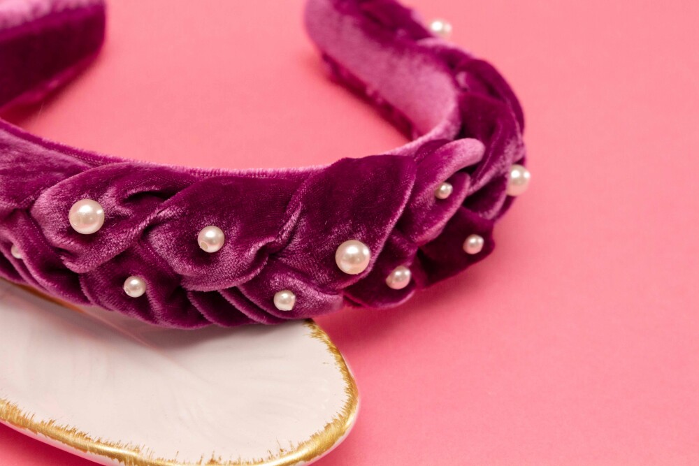 TIARA | TRANÇA ACHATADA VELUDO PEROLAS | ROXO CRISTAL