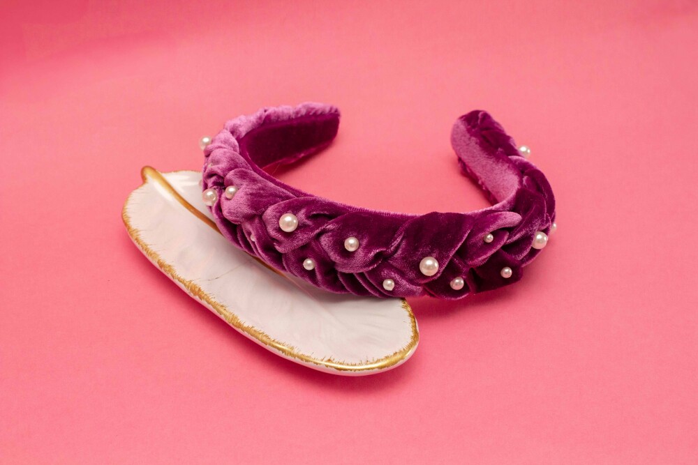 TIARA | TRANÇA ACHATADA VELUDO PEROLAS | ROXO CRISTAL