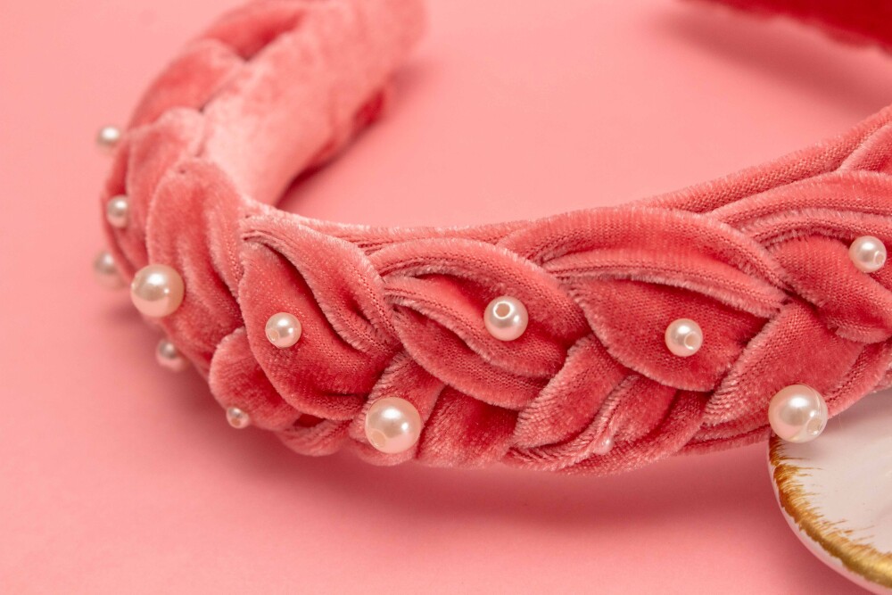 TIARA | TRANÇA ACHATADA VELUDO PEROLAS | ROSA CHICLETE