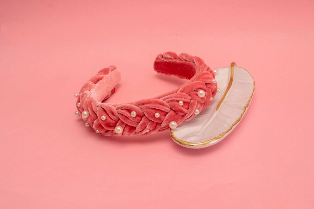 TIARA | TRANÇA ACHATADA VELUDO PEROLAS | ROSA CHICLETE