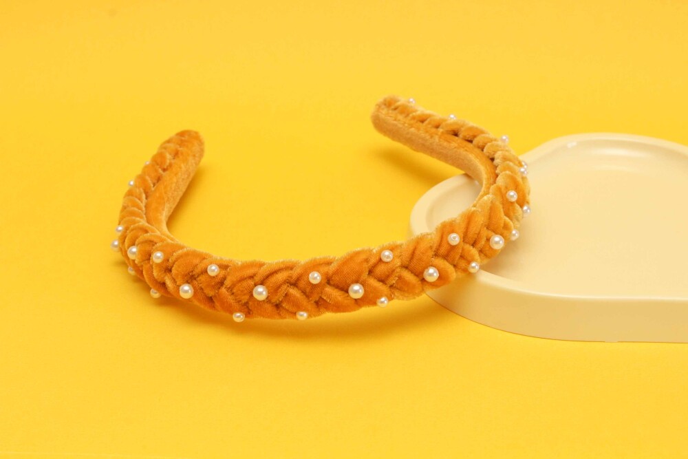 TIARA | TRANÇA ACHATADA VELUDO FINO COM PEROLAS | AMARELO MOSTAR