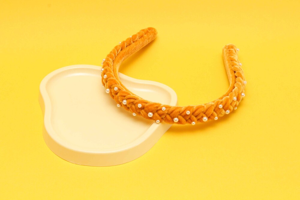 TIARA | TRANÇA ACHATADA VELUDO FINO COM PEROLAS | AMARELO MOSTAR