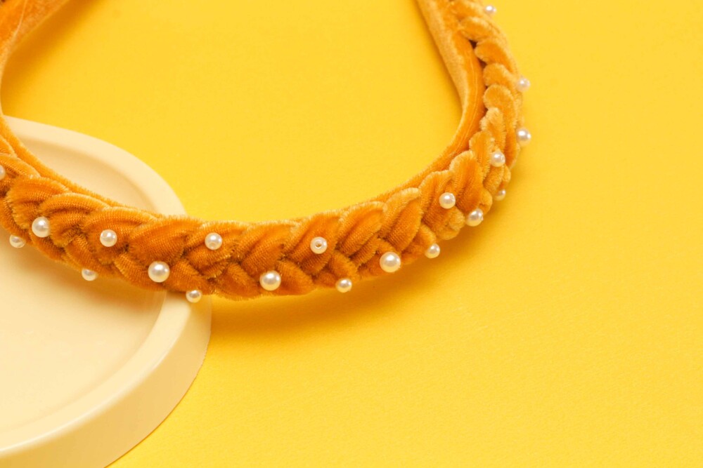 TIARA | TRANÇA ACHATADA VELUDO FINO COM PEROLAS | AMARELO MOSTAR