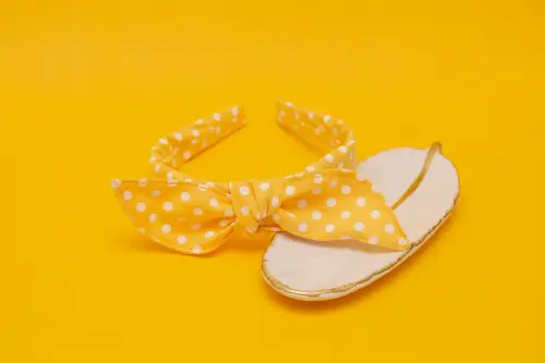 TIARA | TRICOLINE COM BOLINHAS LAÇO | AMARELO BOLINHA BRANCA