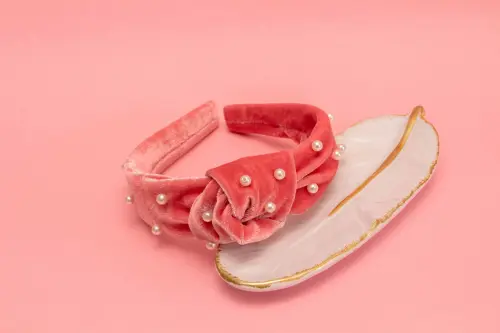 TIARA | NÓ TURBANTE VELUDO COM PEROLAS | ROSA CHICLETE