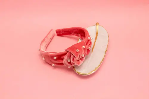 TIARA | NÓ TURBANTE VELUDO COM PEROLAS | ROSA CHICLETE