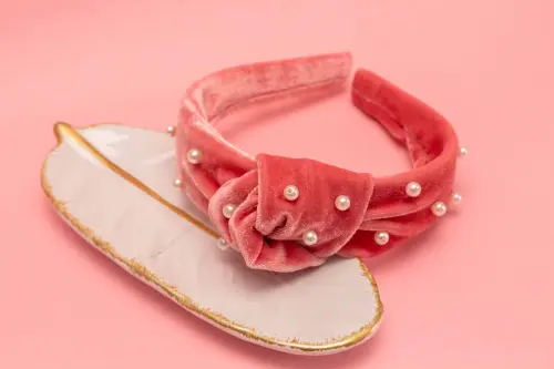 TIARA | NÓ TURBANTE VELUDO COM PEROLAS | ROSA CHICLETE