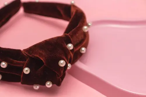 TIARA | NÓ TURBANTE VELUDO COM PEROLAS | MARROM ESCURO