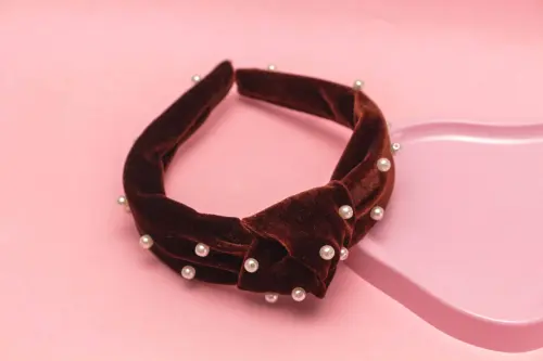 TIARA | NÓ TURBANTE VELUDO COM PEROLAS | MARROM ESCURO