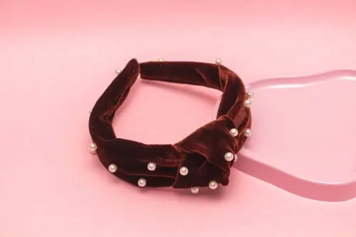 TIARA | NÓ TURBANTE VELUDO COM PEROLAS | MARROM ESCURO