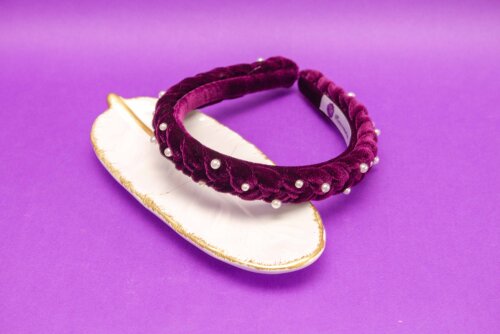 TIARA | TRANÇA ACHATADA VELUDO FINO COM PEROLAS | ROXO ESCURO