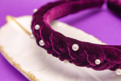 TIARA | TRANÇA ACHATADA VELUDO FINO COM PEROLAS | ROXO ESCURO