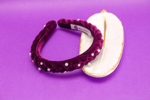 TIARA | TRANÇA ACHATADA VELUDO FINO COM PEROLAS | ROXO ESCURO