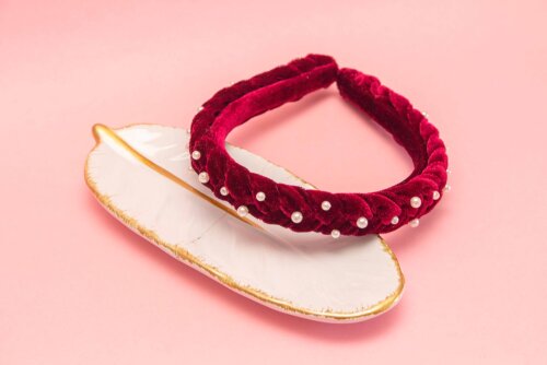 TIARA | TRANÇA ACHATADA VELUDO FINO COM PEROLAS | MARSALA