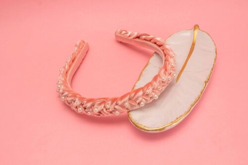TIARA | TRANÇA ACHATADA VELUDO FINO COM PEROLAS | ROSA SALMÃO